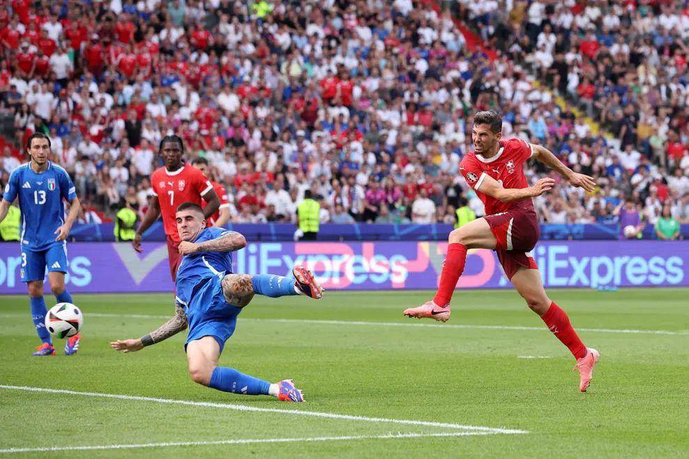 Remo Freuler (merah) saat mencetak gol di Euro 2024. (uefa.com)