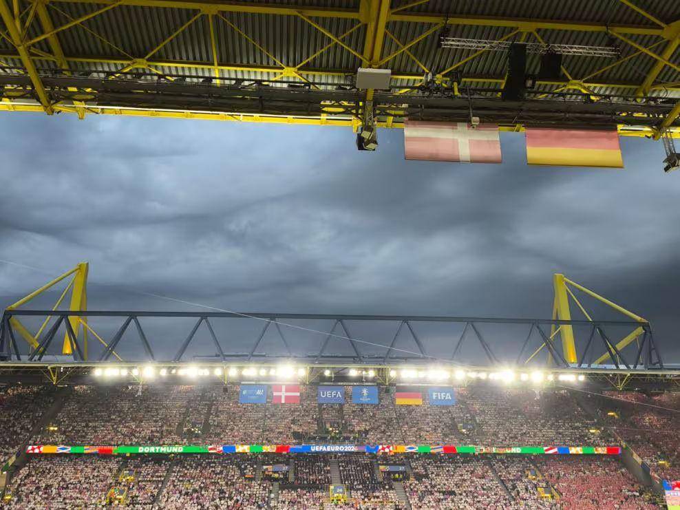 langit mendung Signal Iduna Park sebelum badai tiba (uefa.com)