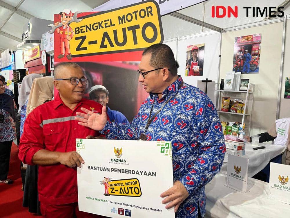 Baznas menyerahkan bantuan program Z-Auto ini dilakukan saat puncak peringatan Hari Keluarga Nasional (Harganas) 2024 di Lapangan Pancasila, Simpang Lima, Semarang, Jawa Tengah, Sabtu (29/6/2024). (IDN Times/Anggun Puspitoningrum)