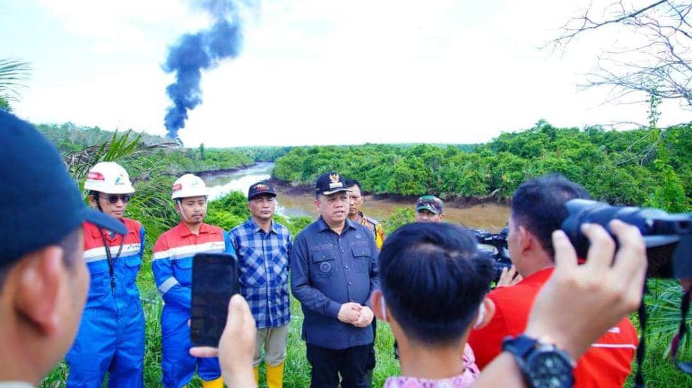 (Pj Bupati Muba saat meninjau lokasi kebakaran sumur minyak di Kecamatan Sungai Lilin) IDN Times/istimewa