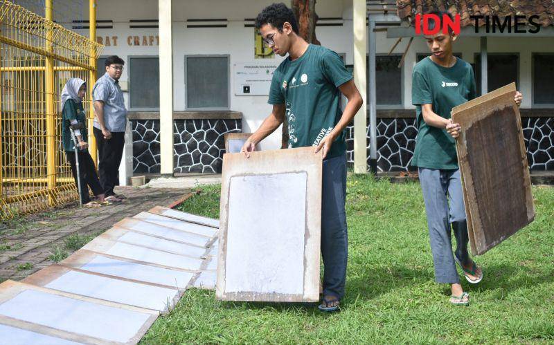 Pengeringan kertas daur ulang yang sudah dicetak pada papan. IDN Times/Debbie Sutrisno