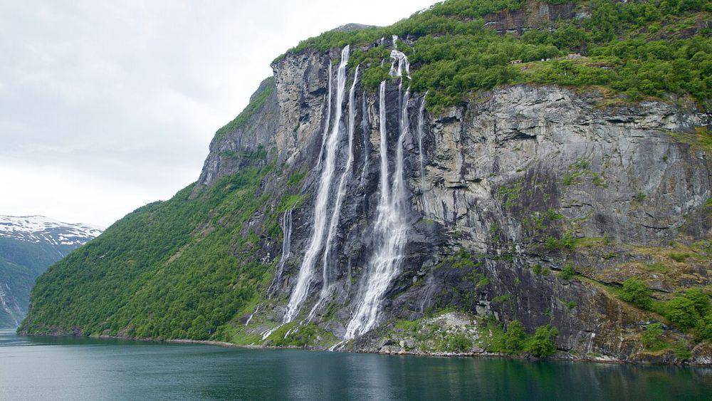 ilustrasi Seven Sisters Waterfall, Norwegia (wikimedia.org/Silvia Alba)