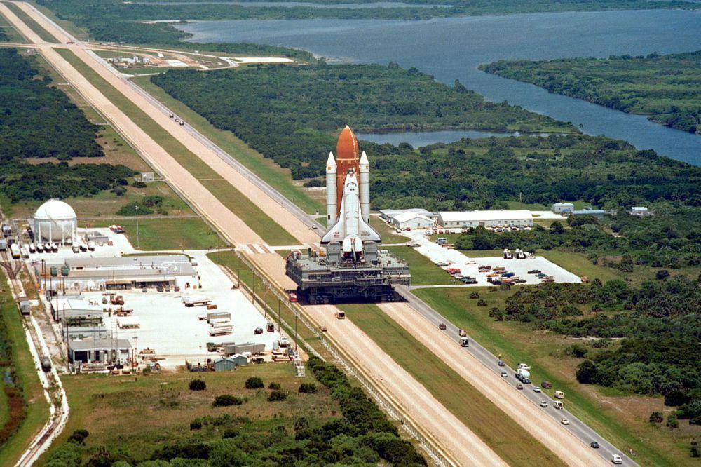 Pesawat ulang-alik Challenger saat dibawa oleh Crawler-transporter ke landasan peluncurannya, sebelum tragedi yang menimpanya dalam bencana Challenger. (commons.wikimedia.org/NASA)