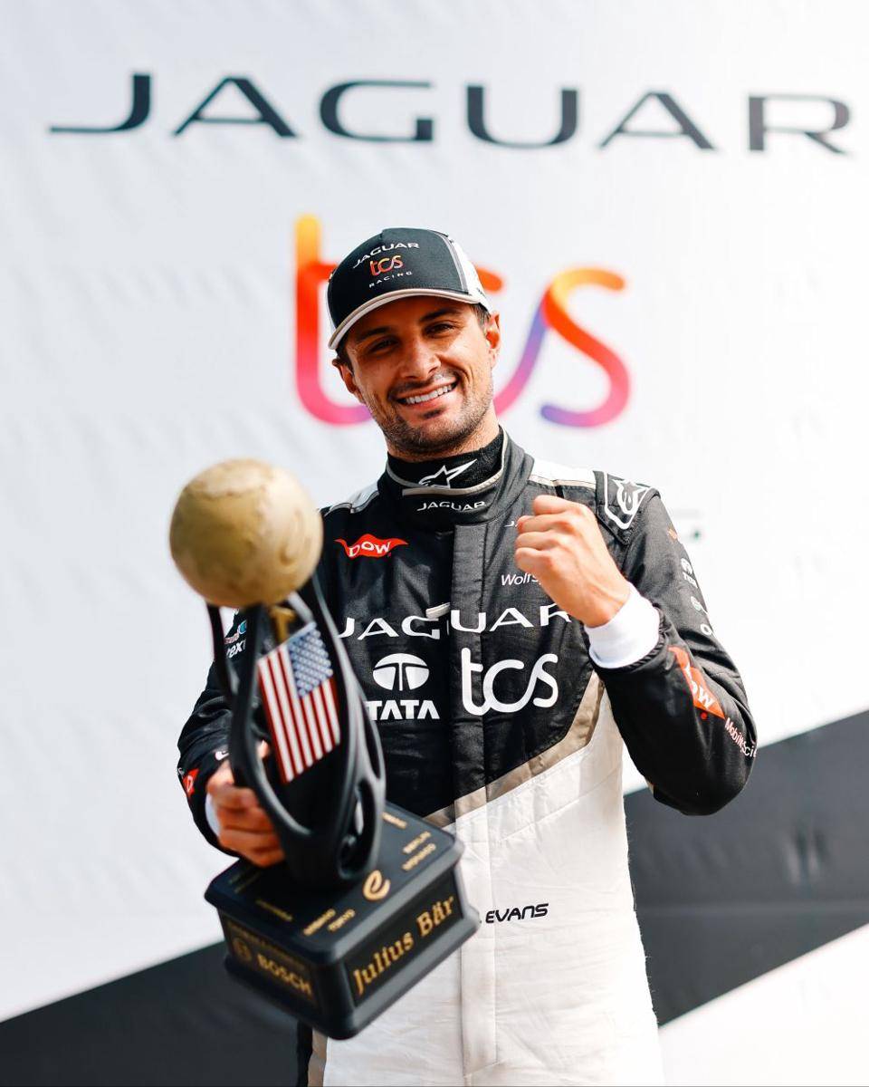 Mitch Evans meraih pole position di sesi kualifikasi untuk balapan ke-1 E-Prix Portland 2024. (twitter.com/Jaguar TCS Racing)