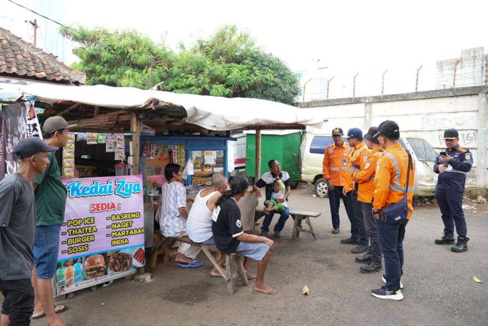 PT KAI Divre Tanjungkarang melakukan sosialisasi buang sampah. (Dok. KAI Tanjung Karang)