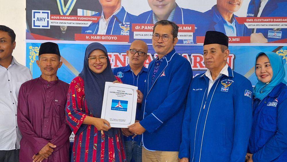 Pangayoman, ketua DPC Partai Demokrat Magetan saat menerima berkas pengembalian bakal calon bupati dan wakil bupati Magetan. IDN Times/ Riyanto.