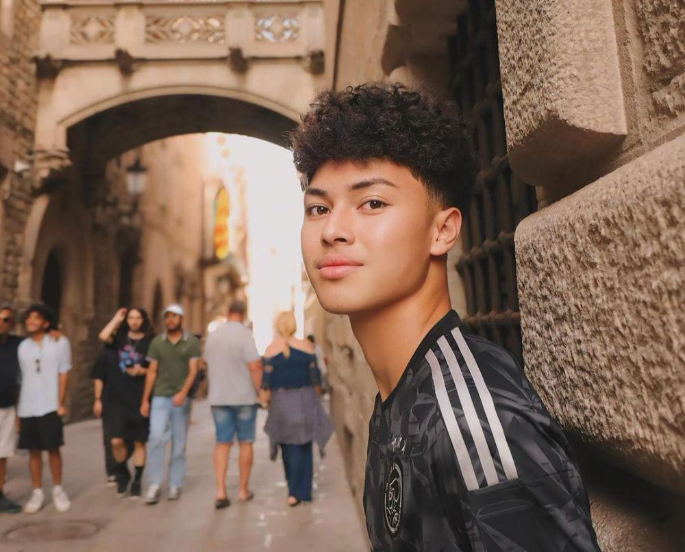 7 Gaya Keanu Massaid di Barcelona, makin Mirip Mendiang Ayah