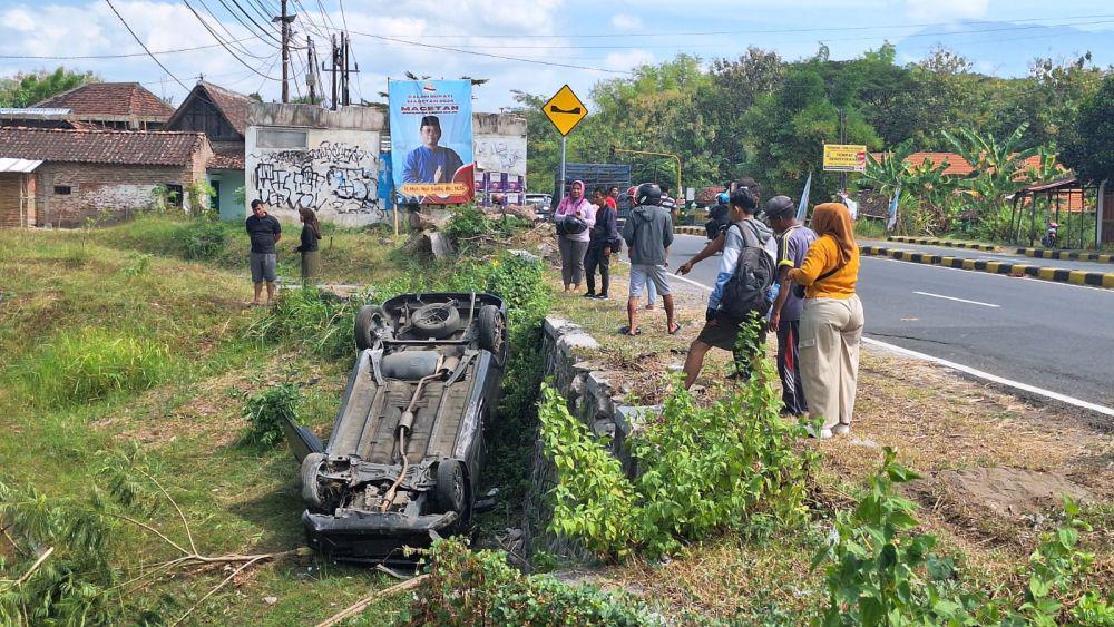 Mobil Rombongan Takziah Asal Surabaya Terbalik di Magetan