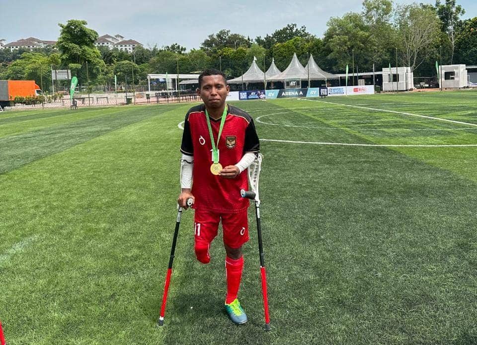 Sirilus Siko saat mendapat Juara 1 piala Antarlive Challenge Cup Malaysia. (Dok. Pribadi Sirilus)