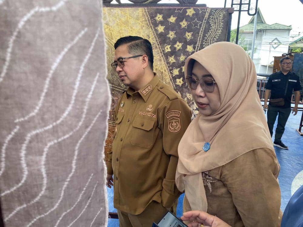 Wali Kota Banjarmasin, Ibnu Sina bersama istri mengamati proses pembuatan sasirangan.