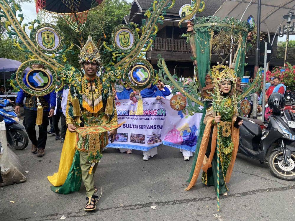 Ribuan Warga Banjarmasin Antusias Mengikuti Pawai Kain Sasirangan