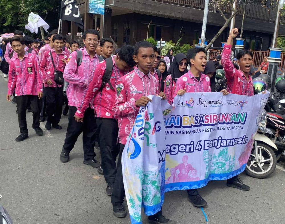Pelajar di Banjarmasin yang jadi bagian pawai basasirangan.