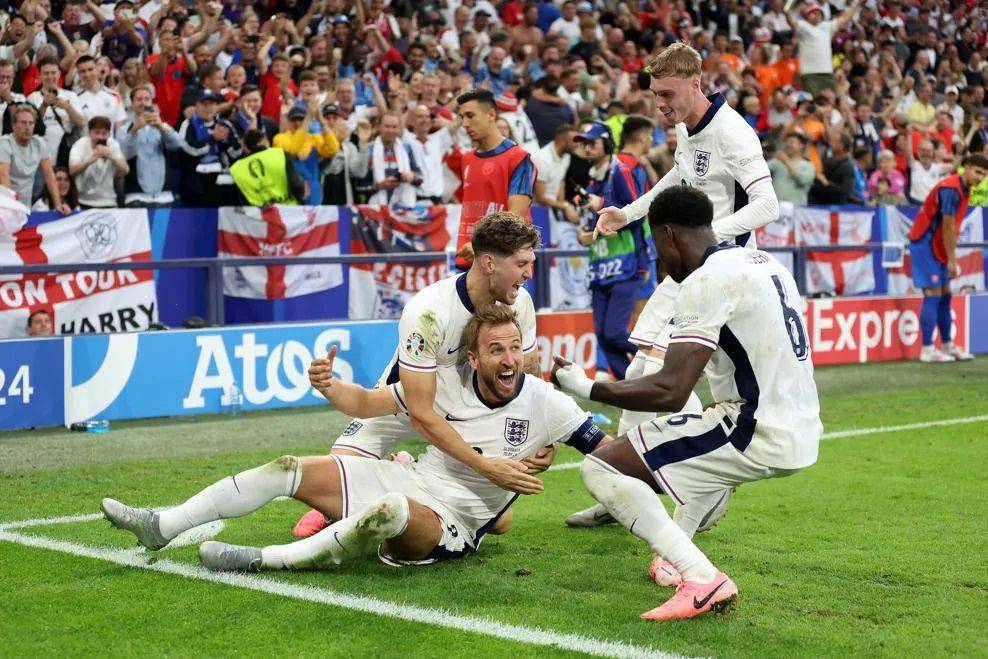 Timnas Inggris merayakan gol Harry Kane di Euro 2024. (uefa.com)