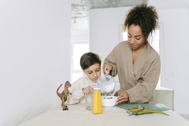 ilustrasi ibu dan anak sarapan sereal manis (pexels.com/@ivan-samkov/)