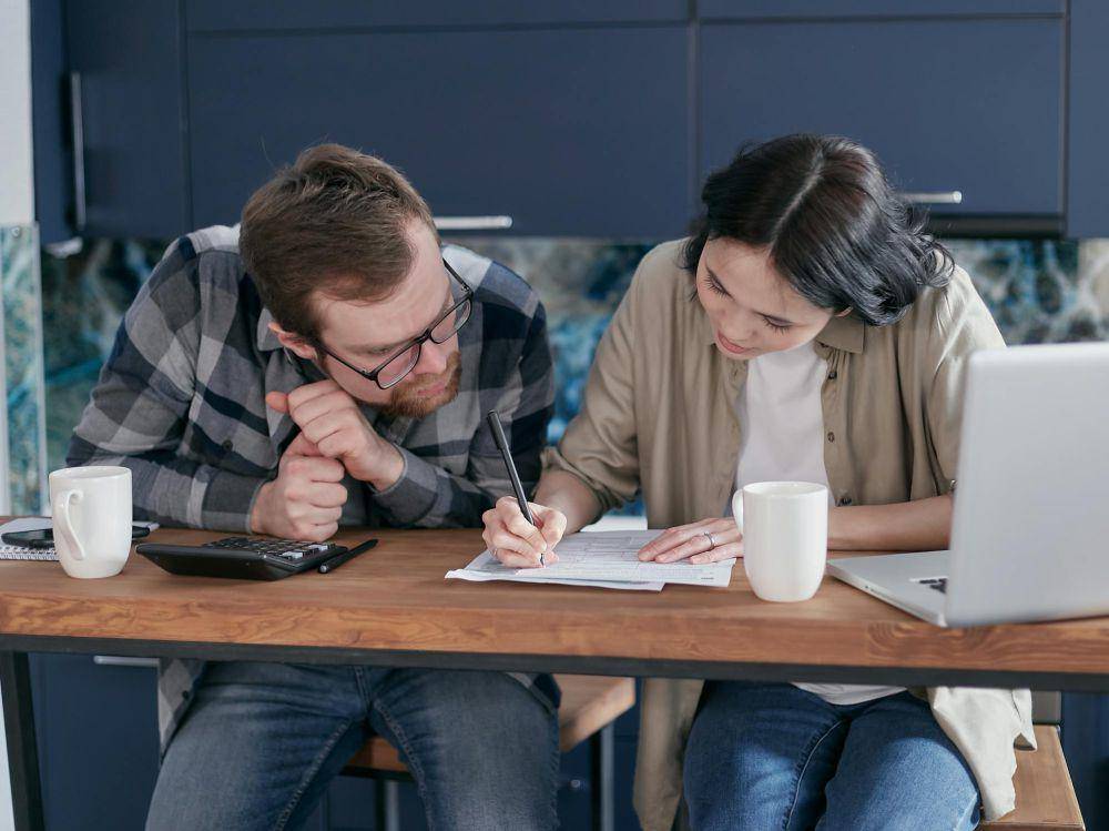 ilustrasi suami dan istri (pexels.com/Mikhail Nilov)