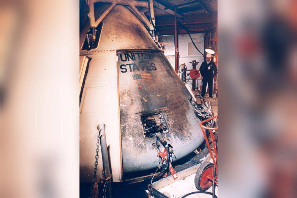 potret luar pesawat ruang angkasa Apollo 204 setelah kebakaran yang menewaskan astronot Grissom, White dan Chaffee pada 27 Januari 1967 (commons.wikimedia.org/NASA/Kipp Teague)