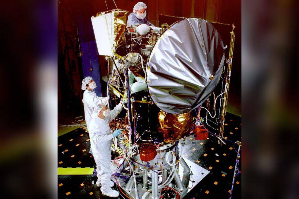 Mars Climate Orbiter saat diuji pada 1998 (commons.wikimedia.org/NASA)
