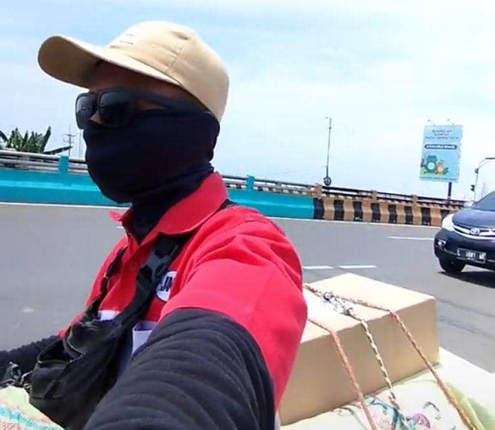 Sirilus saat bekerja sebagai kurir JNE. (Dok. Pribadi Sirilus)