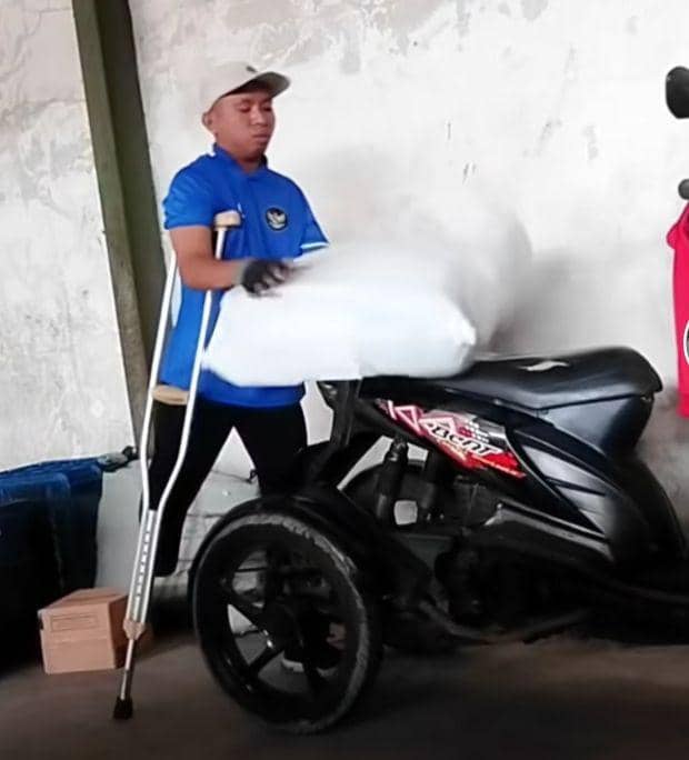 Sirilus saat bekerja sebagai kurir di JNE (dok. Pribadi Sirilus)