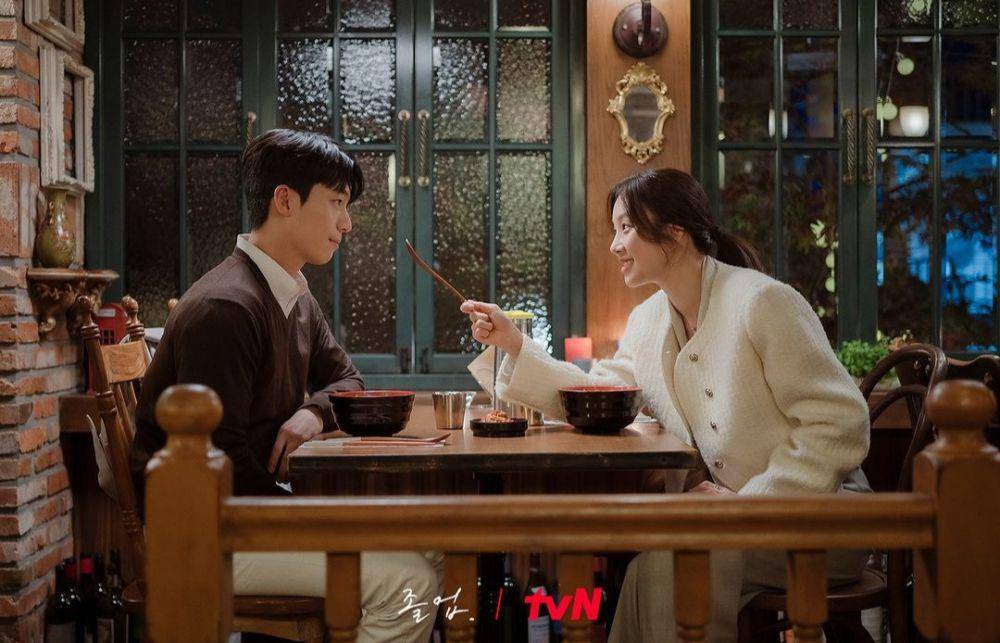Wi Ha Joon dan Jung Ryeo Won di The Midnight Romance in Hagwon (instgram.com/tvn_drama)