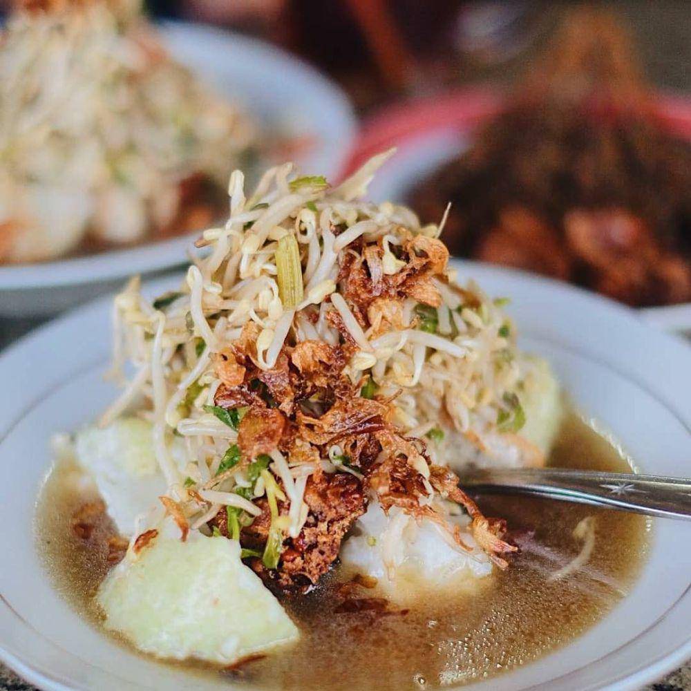 lontong balap di Kota Lama Surabaya (instagram.com/lontongbalap_rajawali | instagram.com/kulinersby)