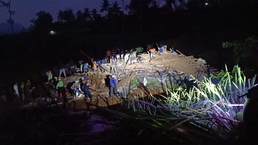 Longsor Timpa Kandang Ayam di Blitar, 4 Pekerja Tertimbun