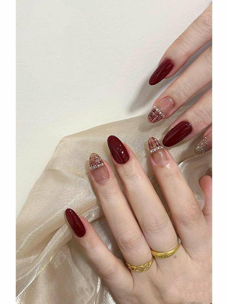 Inspirasi nail art maroon (pinterest.com/alicia)