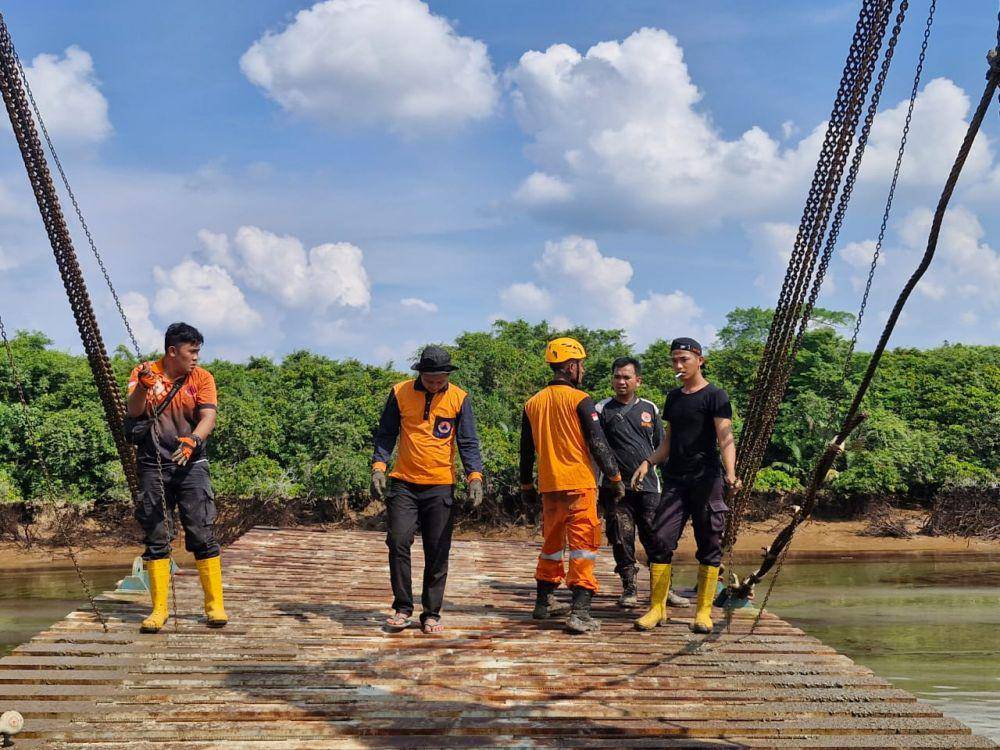 (Petugas Buat Kanal dan Turunkan 2 Oil Boom untuk Bersihkan Sungai Dawas) IDN Times/istimewa