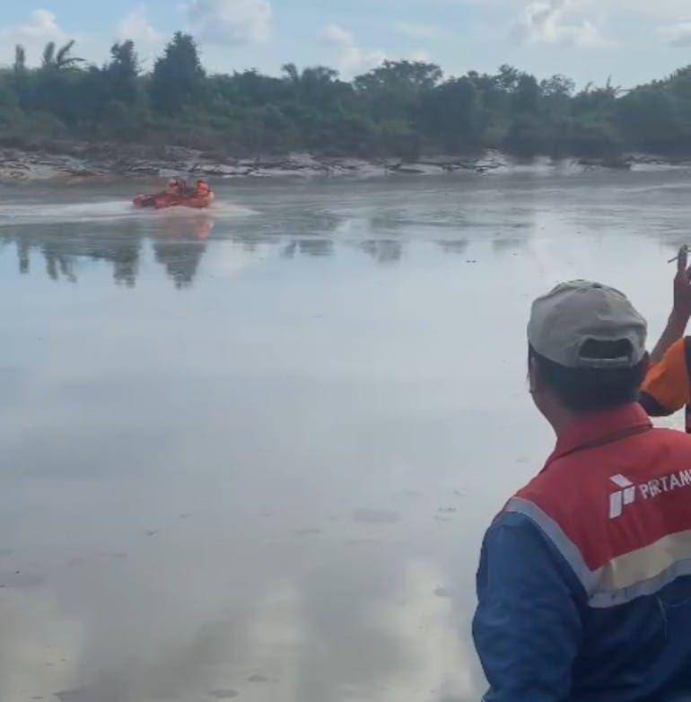 (Petugas Buat Kanal dan Turunkan 2 Oil Boom untuk Bersihkan Sungai Dawas) IDN Times/istimewa