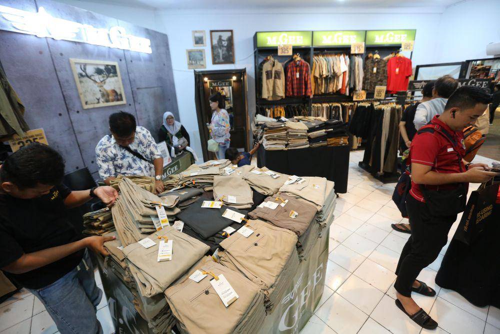 Produk fashion pria dijual dengan banyak diskon dan promo di Jakarta Fair atau PRJ 2024 (dok. Jakarta Fair)
