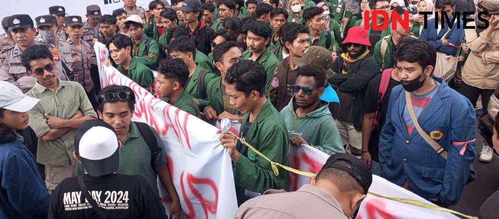 Demo mahasiswa di depan Kantor Gubernur NTB, Senin (1/7/2024). (IDN Times/Muhammad Nasir)