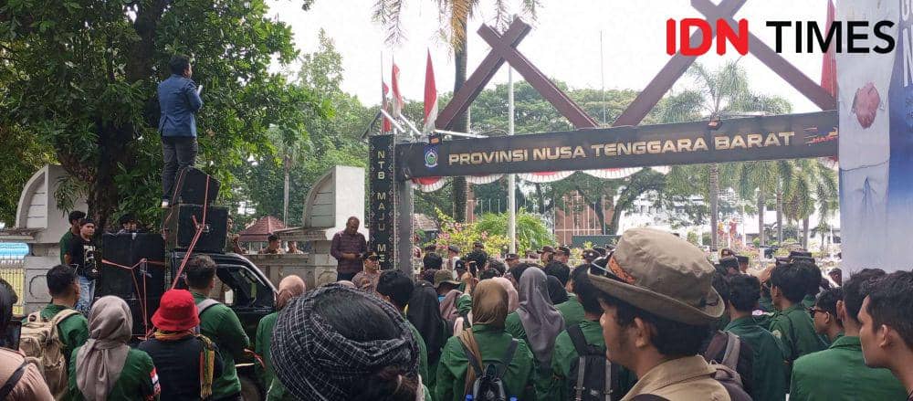 Demo mahasiswa di depan Kantor Gubernur NTB, Senin (1/7/2024). (IDN Times/Muhammad Nasir)