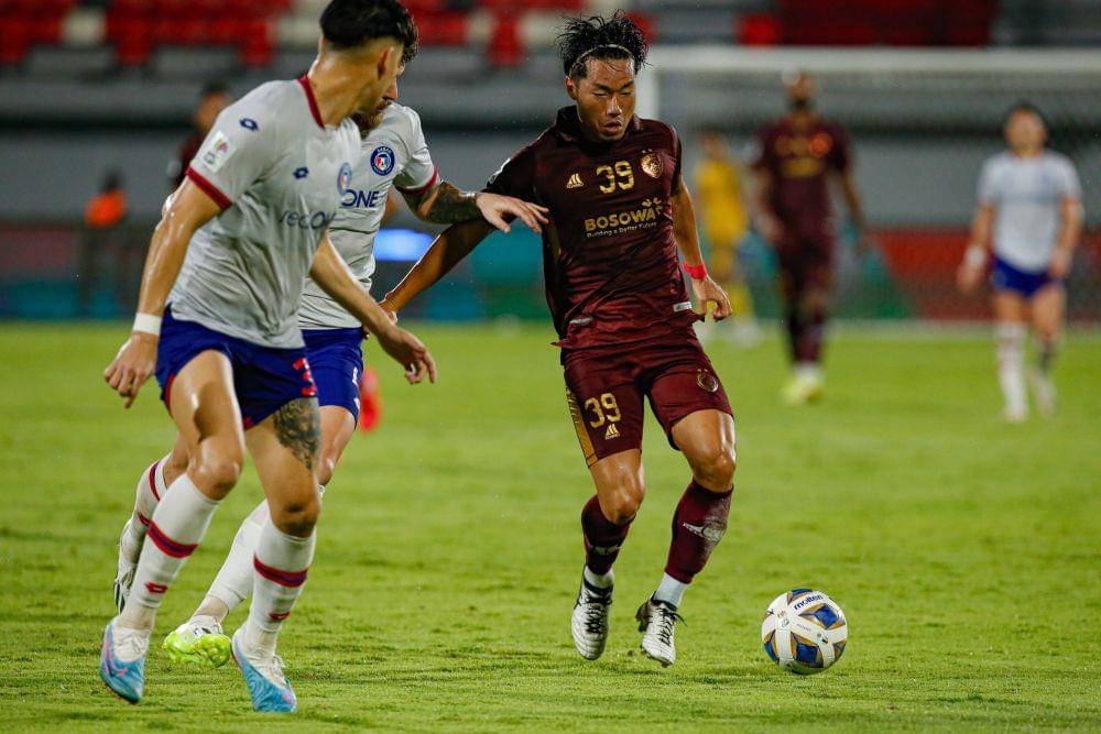 Aksi pemain PSM Makassar, Kenzo Nambu, dalam laga matchday kedua Grup H AFC Cup 2023/24 kontra Sabah FC di Stadion Kapten I Wayan Dipta Gianyar, 5 Oktober 2023. (Dok. Asian Football Confederation (AFC)/Johannes P. Christo)