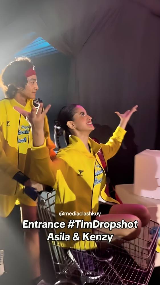 potret Kenzy dan Asila masuk lapangan Badminton Clash (instagram.com/mediaclashkuy)