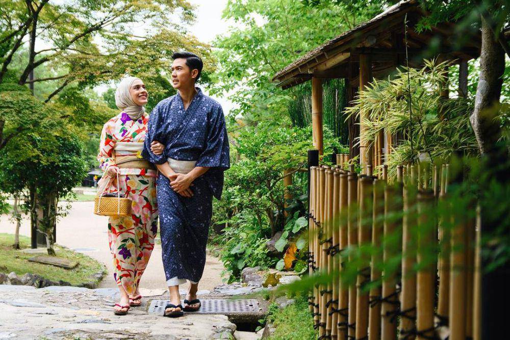 potret keluarga Nycta Gina photoshoot dengan kimono (instagram.com/missnyctagina)