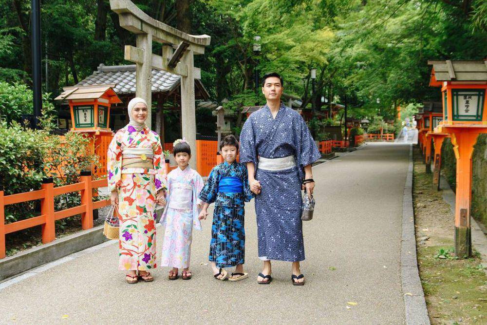potret keluarga Nycta Gina photoshoot dengan kimono (instagram.com/missnyctagina)