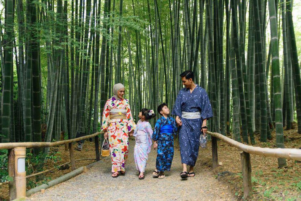 potret keluarga Nycta Gina photoshoot dengan kimono (instagram.com/missnyctagina)