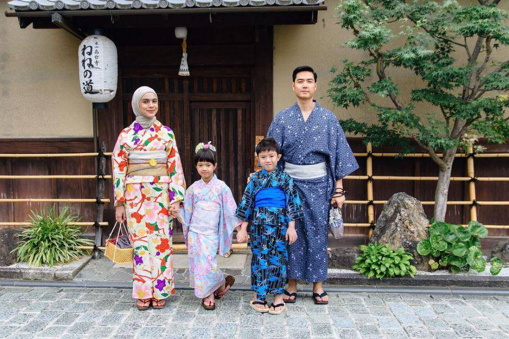 potret keluarga Nycta Gina photoshoot dengan kimono (instagram.com/missnyctagina)