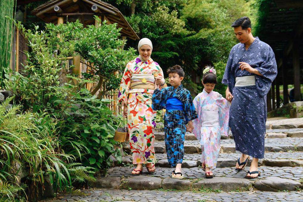 potret keluarga Nycta Gina photoshoot dengan kimono (instagram.com/missnyctagina)