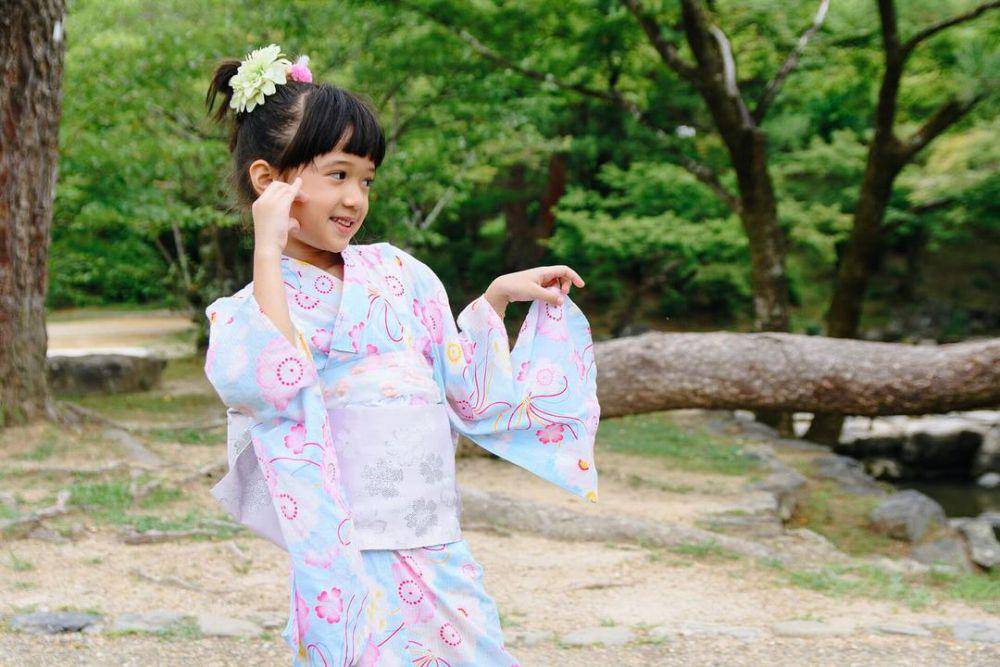 potret keluarga Nycta Gina photoshoot dengan kimono (instagram.com/missnyctagina)