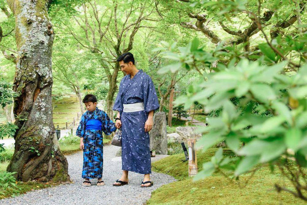 potret keluarga Nycta Gina photoshoot dengan kimono (instagram.com/missnyctagina)