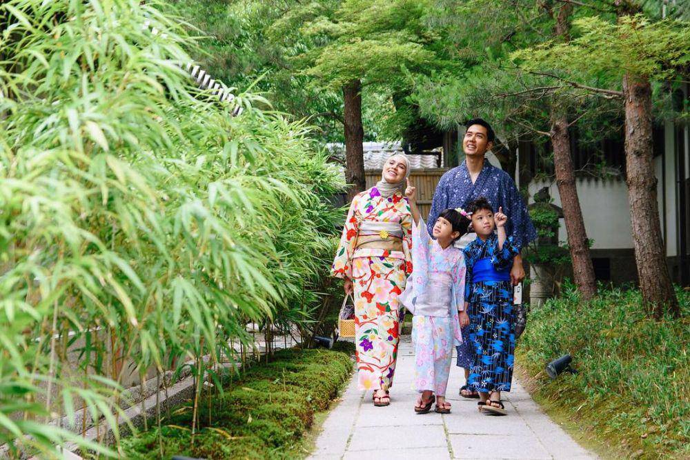 potret keluarga Nycta Gina photoshoot dengan kimono (instagram.com/missnyctagina)