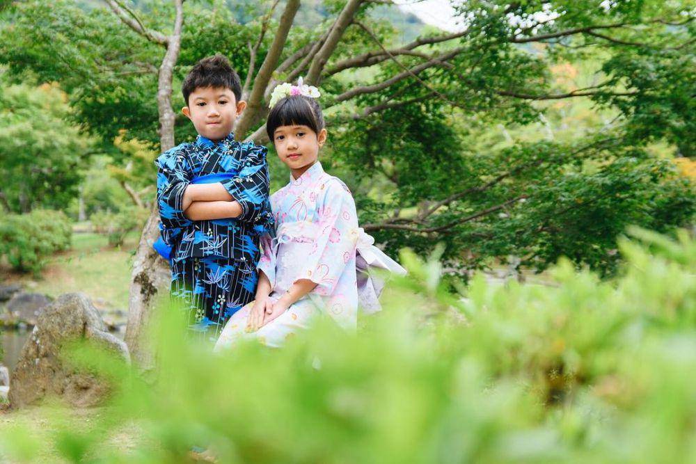 potret keluarga Nycta Gina photoshoot dengan kimono (instagram.com/missnyctagina)