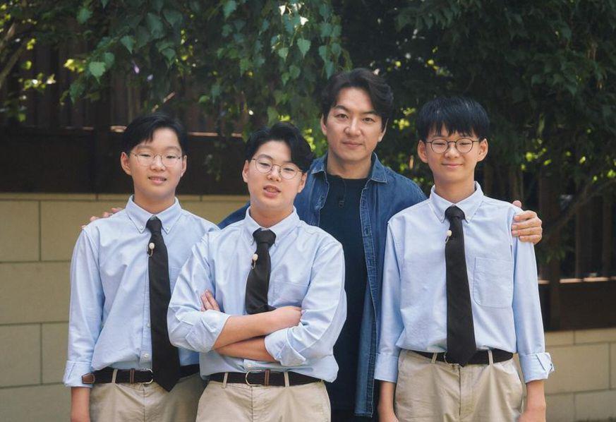 9 Potret Song Triplets di You Quiz on the Block, Sudah Remaja!