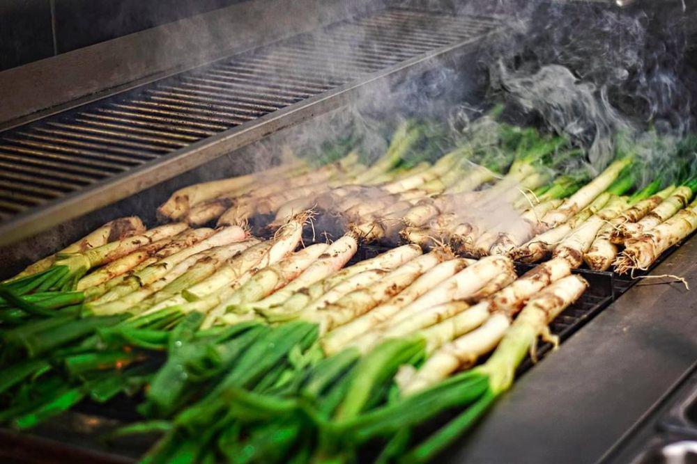 Mengenal Festival Calcotada, Tradisi Unik Makan Bawang di Spanyol