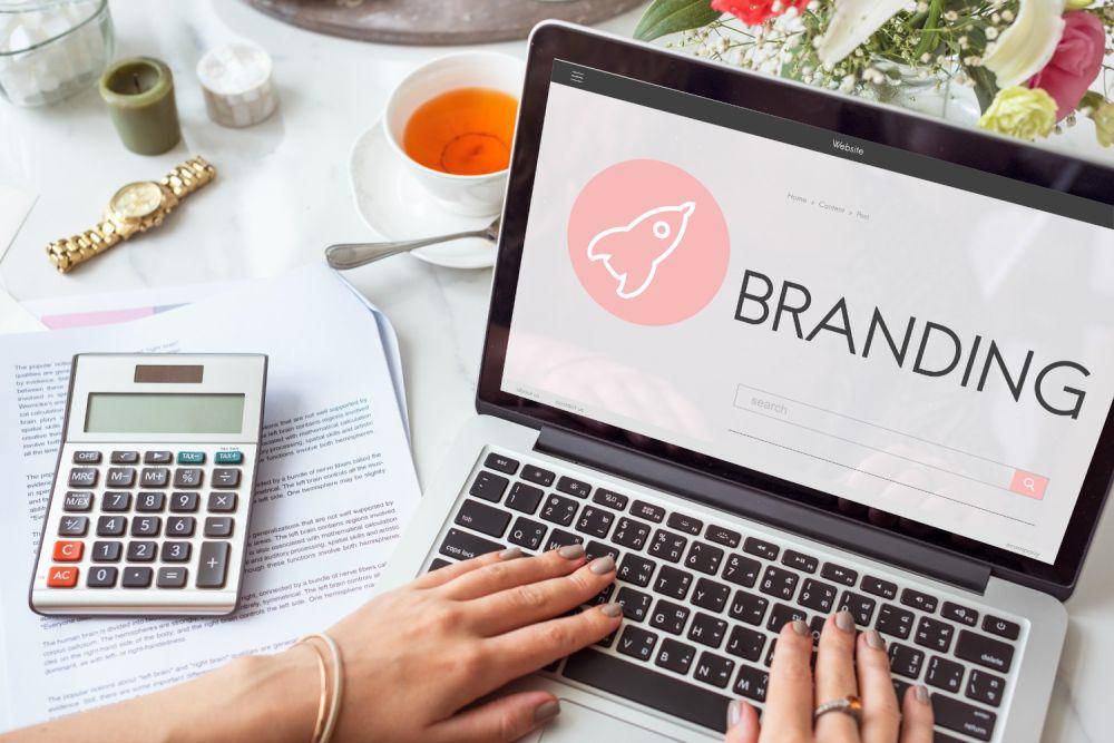 Ilustraisi orang membuat branding bisnis (freepik.com/rawpixel.com)