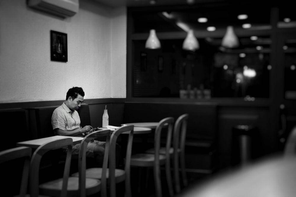 ilustrasi pria makan sendirian (unsplash.com/Chetan Hireholi)