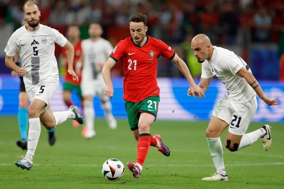 Diogo Jota, penyerang Portugal, mendribel bola melewati para pemain Slovenia di Euro 2024. (uefa.com)