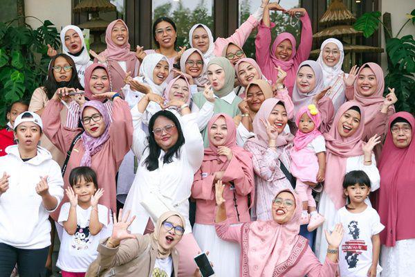 7 Potret Irish Bella Ketemuan dengan Fans-nya, Meriah Serba Pink!