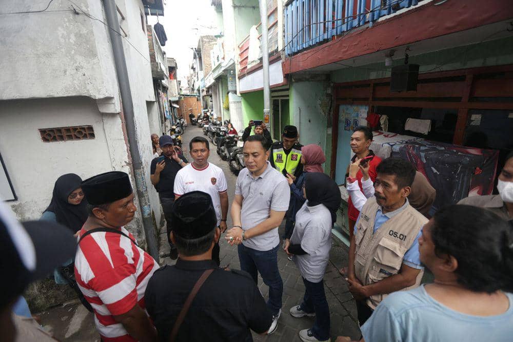 Kampung di Surabaya Dipasang Penerangan setelah Bertahun-Tahun Gelap